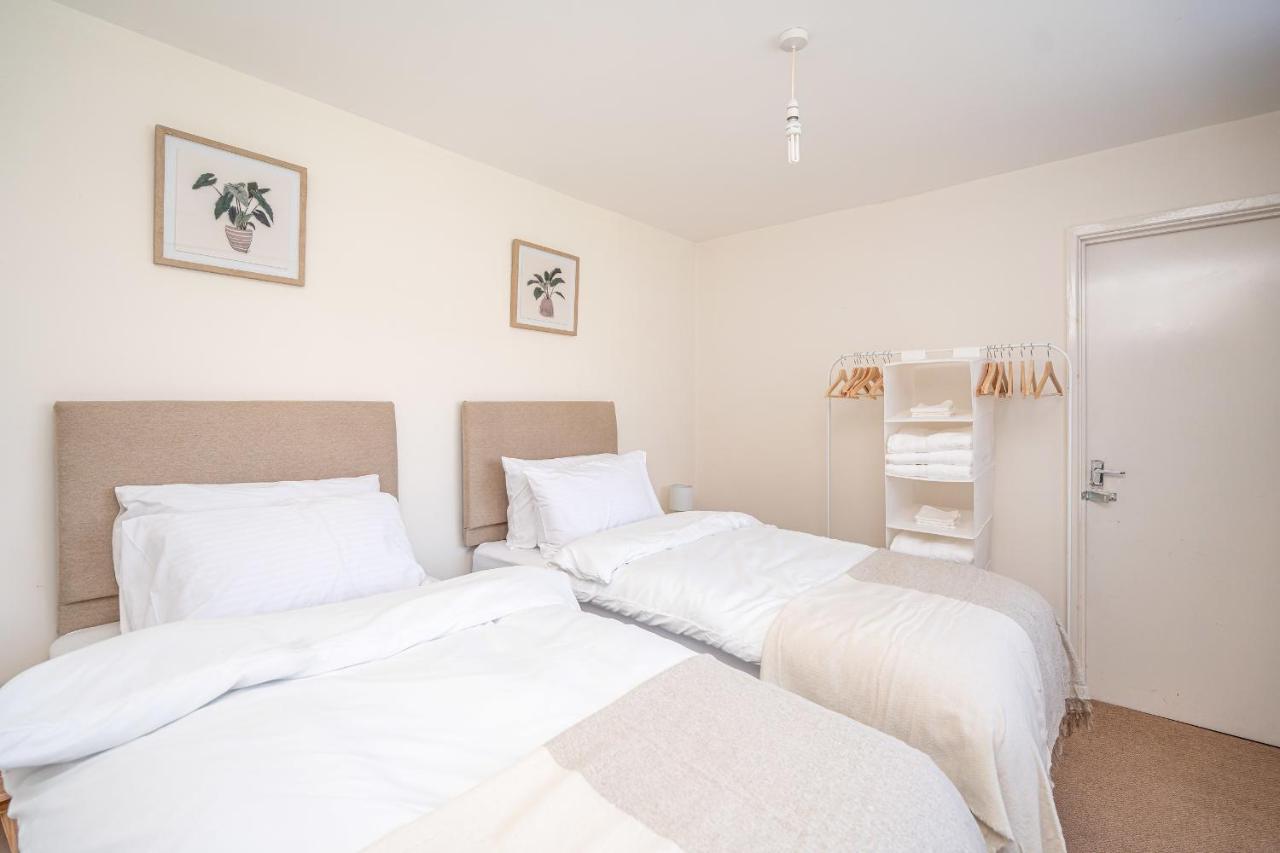 Spacious 5 Bedroom House - Sleeps 7 - 3-Car Driveway - Work - Leisure ウォルヴァーハンプトン エクステリア 写真