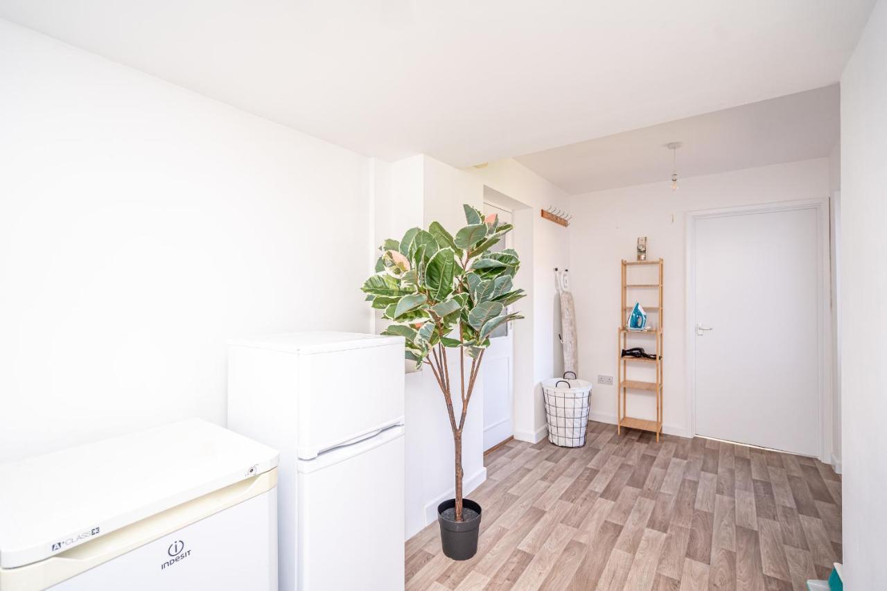 Spacious 5 Bedroom House - Sleeps 7 - 3-Car Driveway - Work - Leisure ウォルヴァーハンプトン エクステリア 写真