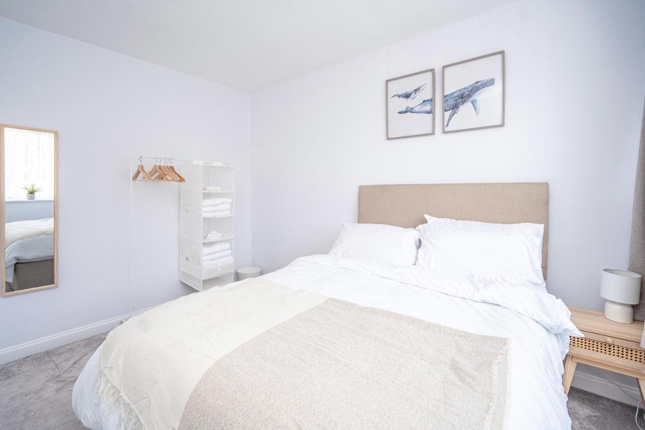 Spacious 5 Bedroom House - Sleeps 7 - 3-Car Driveway - Work - Leisure ウォルヴァーハンプトン エクステリア 写真