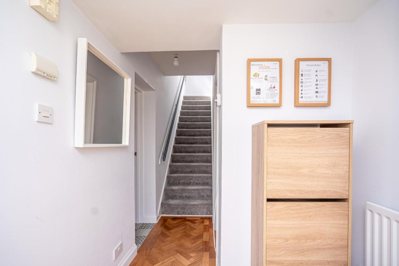 Spacious 5 Bedroom House - Sleeps 7 - 3-Car Driveway - Work - Leisure ウォルヴァーハンプトン エクステリア 写真