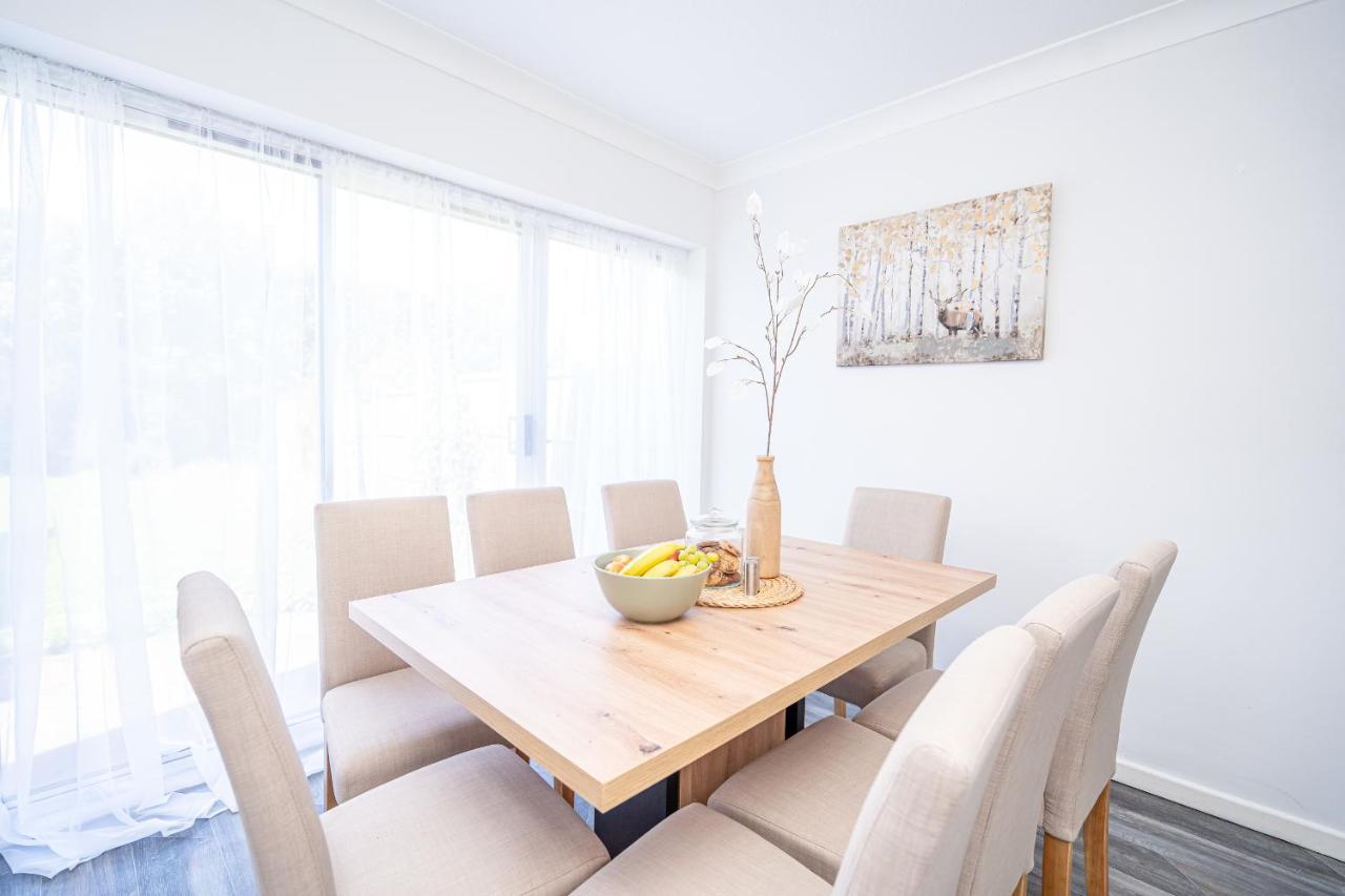 Spacious 5 Bedroom House - Sleeps 7 - 3-Car Driveway - Work - Leisure ウォルヴァーハンプトン エクステリア 写真