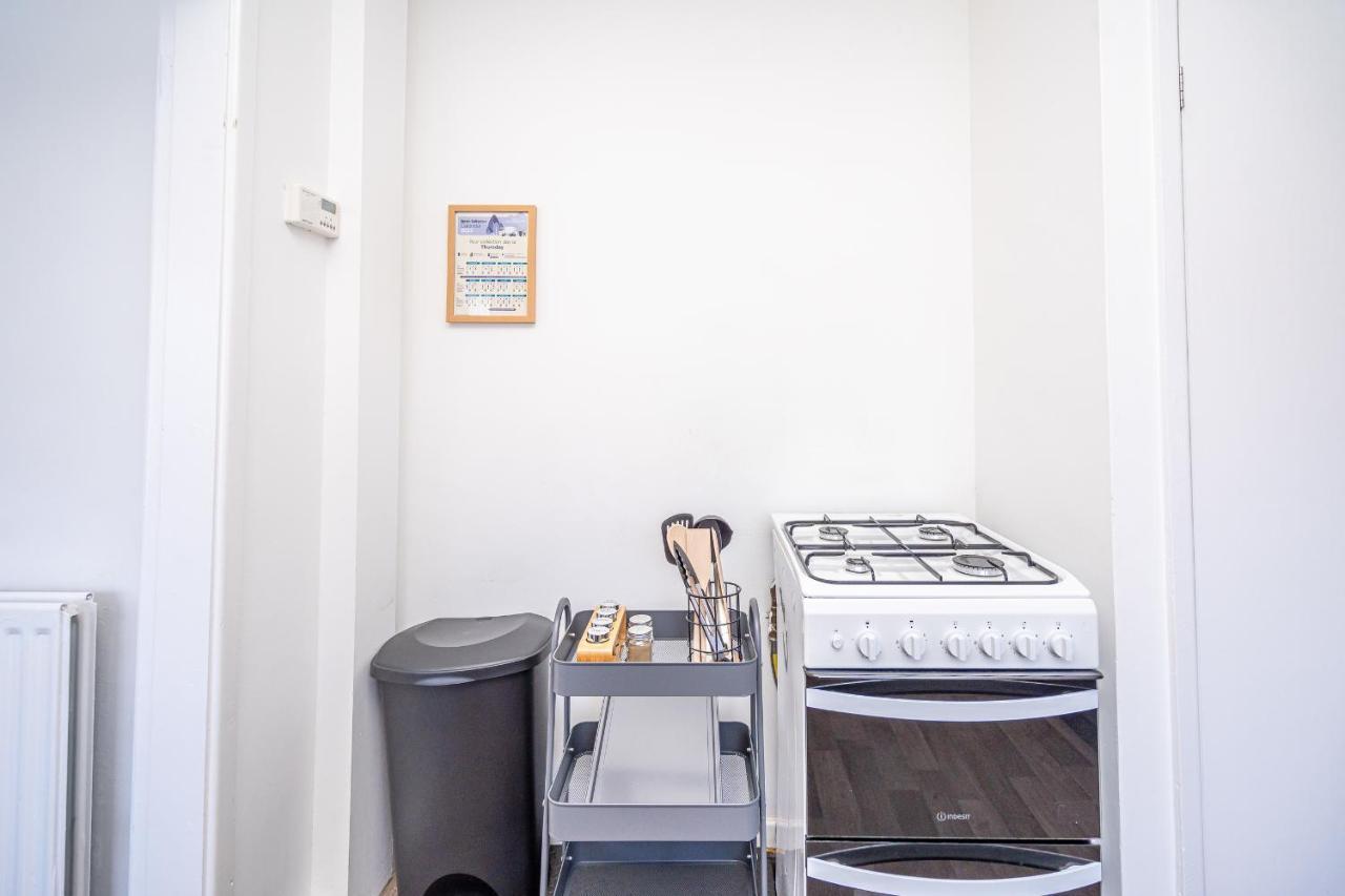 Spacious 5 Bedroom House - Sleeps 7 - 3-Car Driveway - Work - Leisure ウォルヴァーハンプトン エクステリア 写真